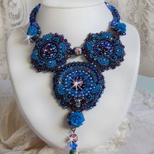 Plastron-Halskette Roses Bleues Royales mit Swarovski-Kristallen und Rocailles